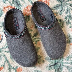 Haflinger Classic Grizzlies gray wool slippers FLAWED 39 size 9
